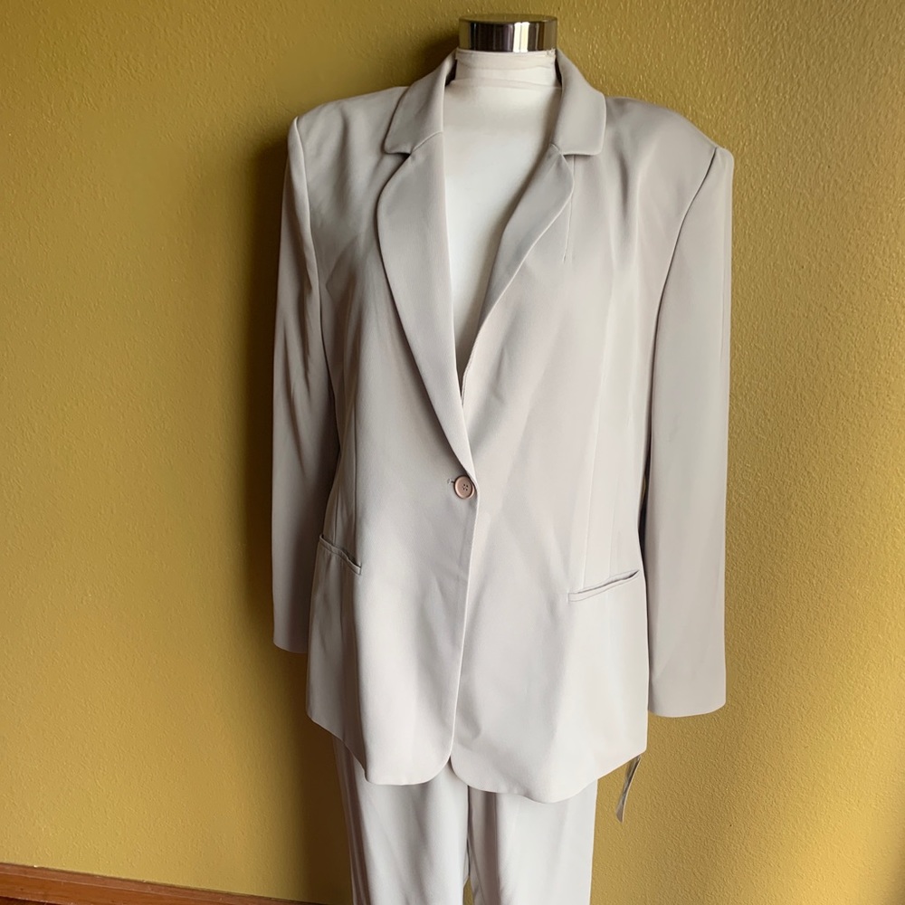 Haggar Stone 2 Piece Suit Women’s Size 16